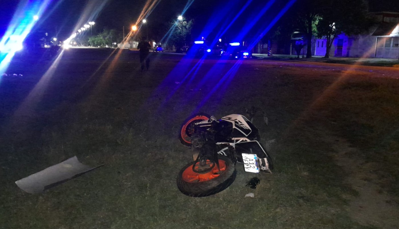 Persecución a toda velocidad: una moto escapó de la policía y terminó derrapando | Rosario y la región