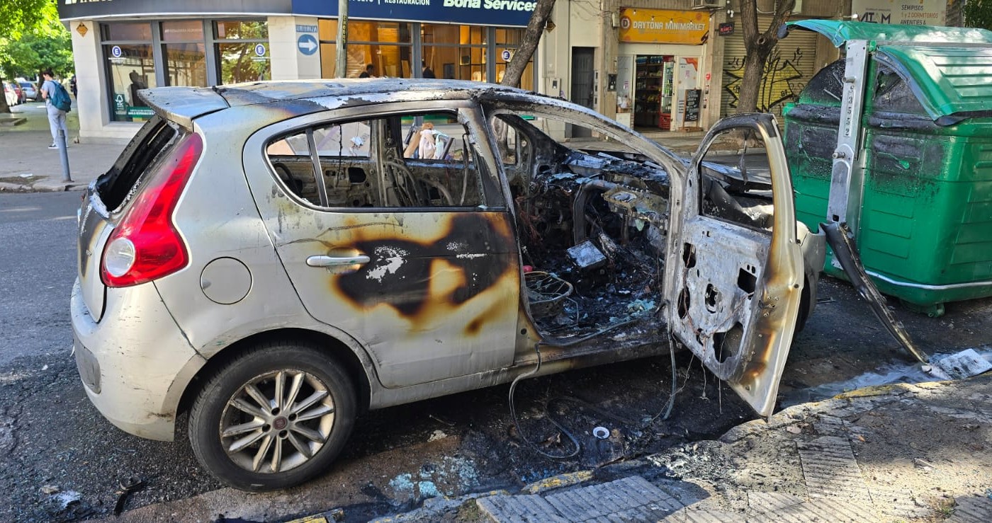Un auto se prendió fuego en pleno centro y su dueño de 84 años sufrió quemaduras | Rosario y la región
