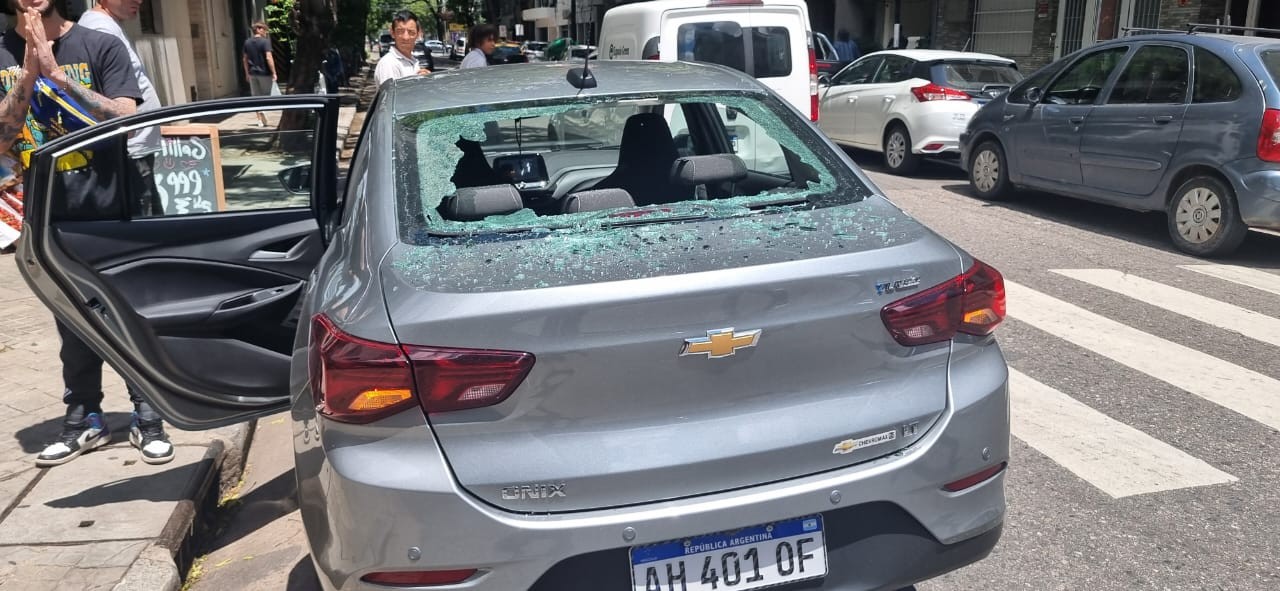 Cayó un martillo desde una obra y destrozó un auto en circulación | Rosario y la región