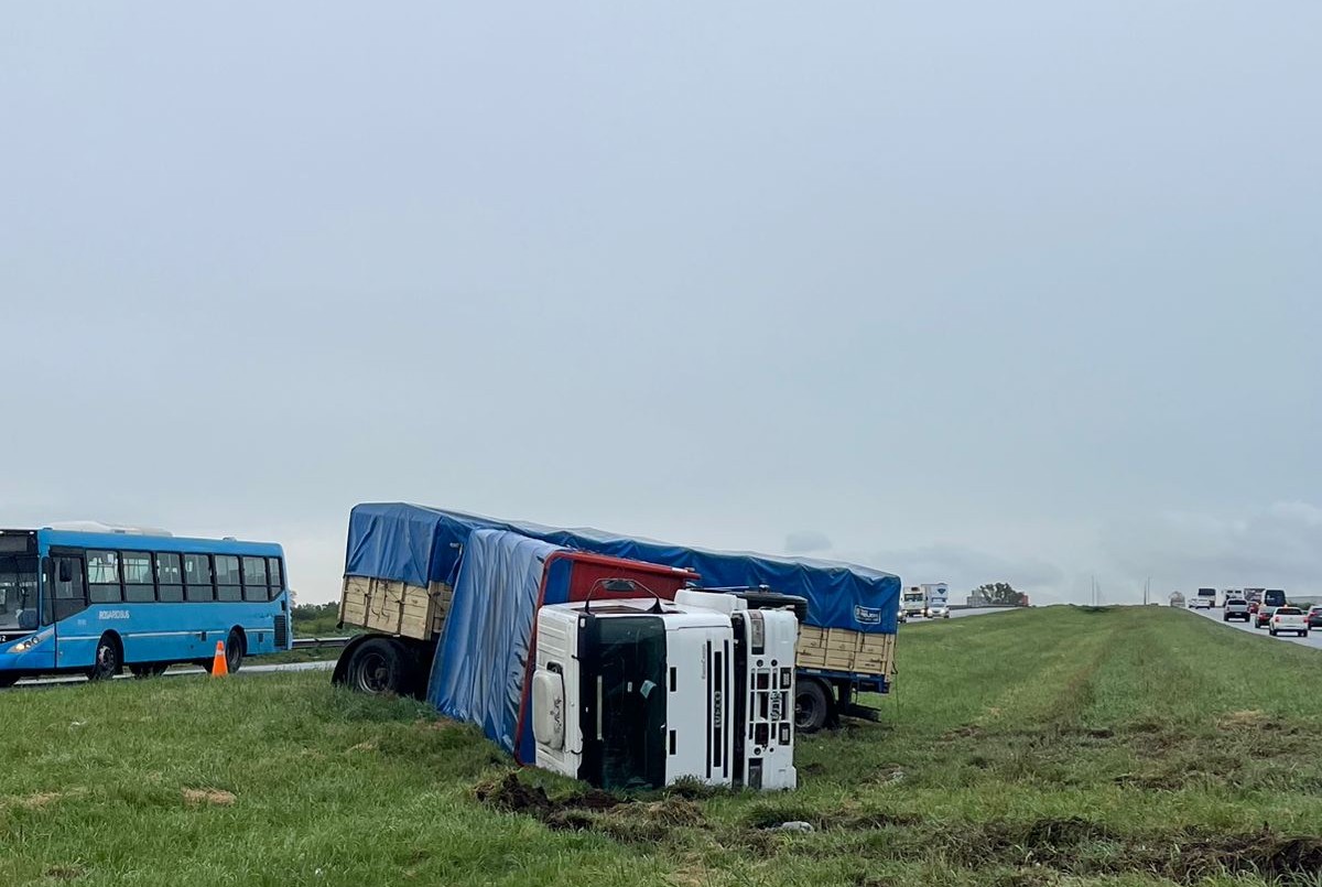 Vuelco de un camión en la autopista Rosario - Buenos Aires: el conductor resultó ileso | Rosario y la región