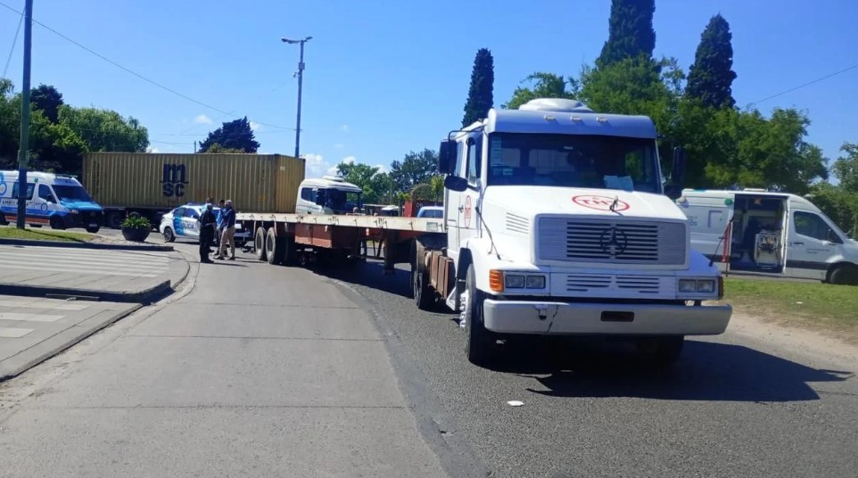 Accidente fatal en La Plata: un motociclista murió tras chocar contra un camión | Información General