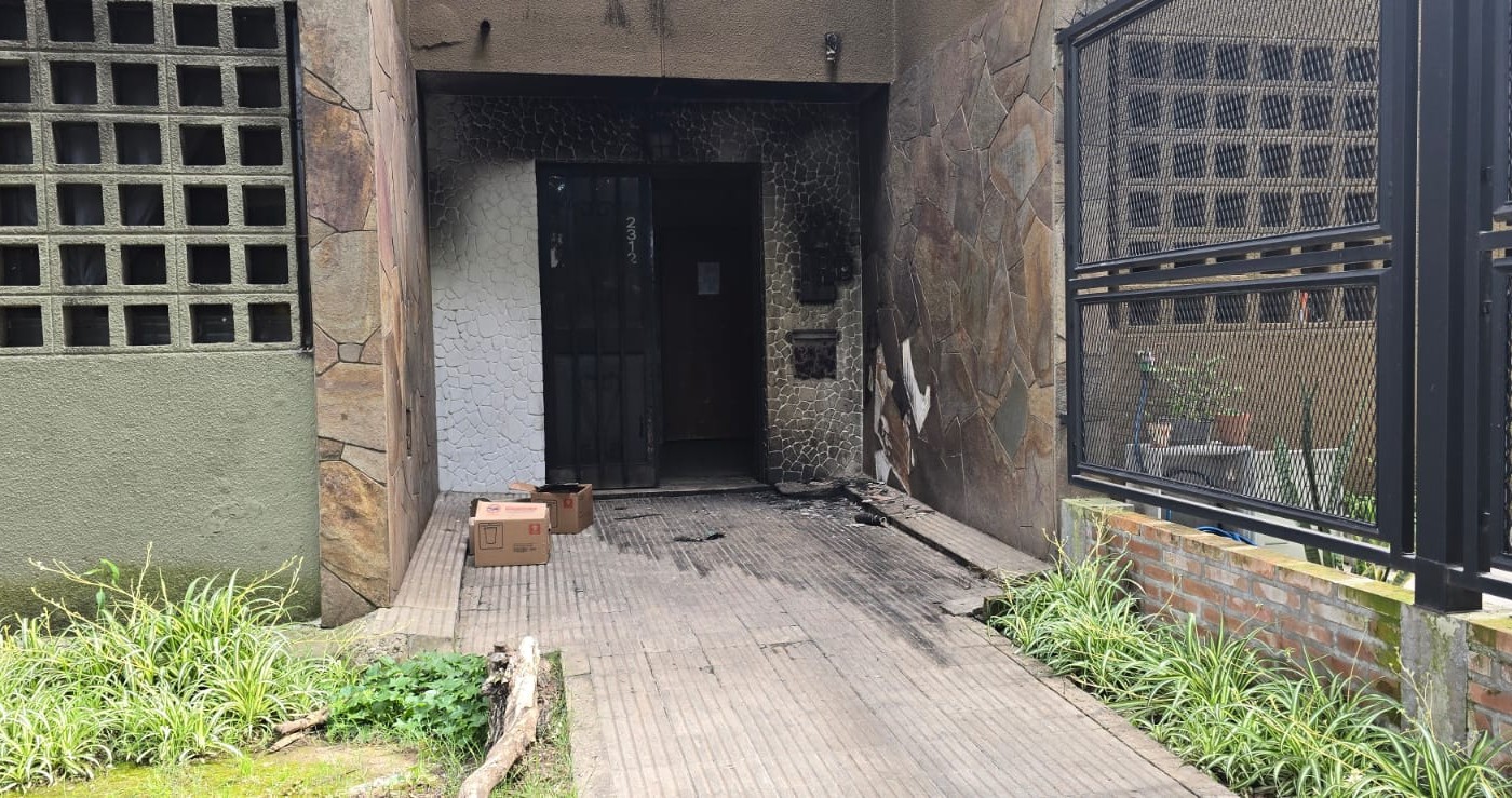 Ataque incendiario a una vivienda: rociaron la fachada con un bidón de nafta | Rosario y la región