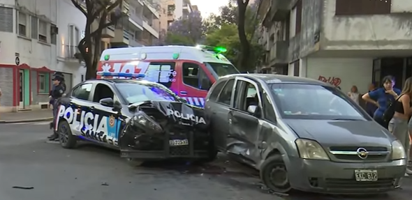 Choque entre patrullero y auto en pleno centro | Información General