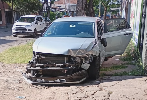 Una adolescente de 15 años dobló, chocó y se subió a la vereda | Rosario y la región