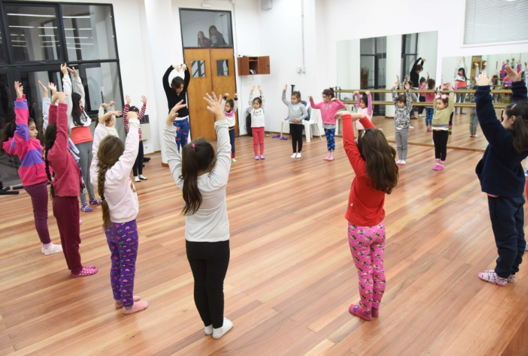 La Escuela Municipal de Danzas abrió la preinscripción 2026 en los distritos | Servicios