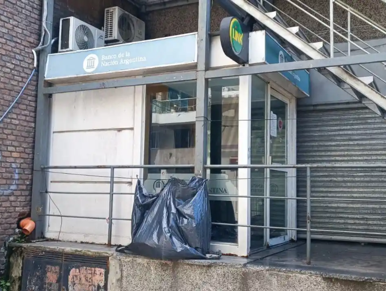 Investigan la muerte de un hombre en situación de calle hallado en un cajero | Rosario y la región