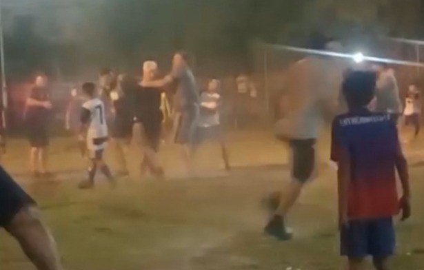 Fútbol infantil: un director técnico golpeó al árbitro y lo dejó inconsciente en la cancha | Rosario y la región