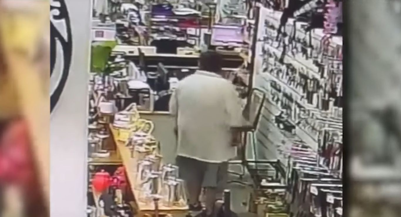 Una pareja de delincuentes robó un celular de un bazar céntrico | Rosario y la región