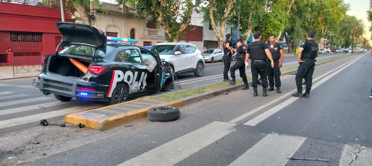 Choque en Pellegrini y San Nicolás: un patrullero terminó impactando contra dos autos | Rosario y la región