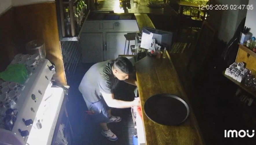 Robo en un bar: rompió la vidriera a piedrazos y lo detuvieron a una cuadra | Rosario y la región