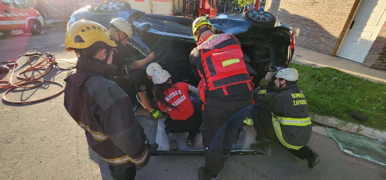 Violento choque entre dos autos: uno volcó y el conductor quedó atrapado en su interior | Rosario y la región