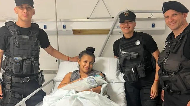 Policías asistieron un parto en un patrullero durante las primeras horas del 2026 | Rosario y la región