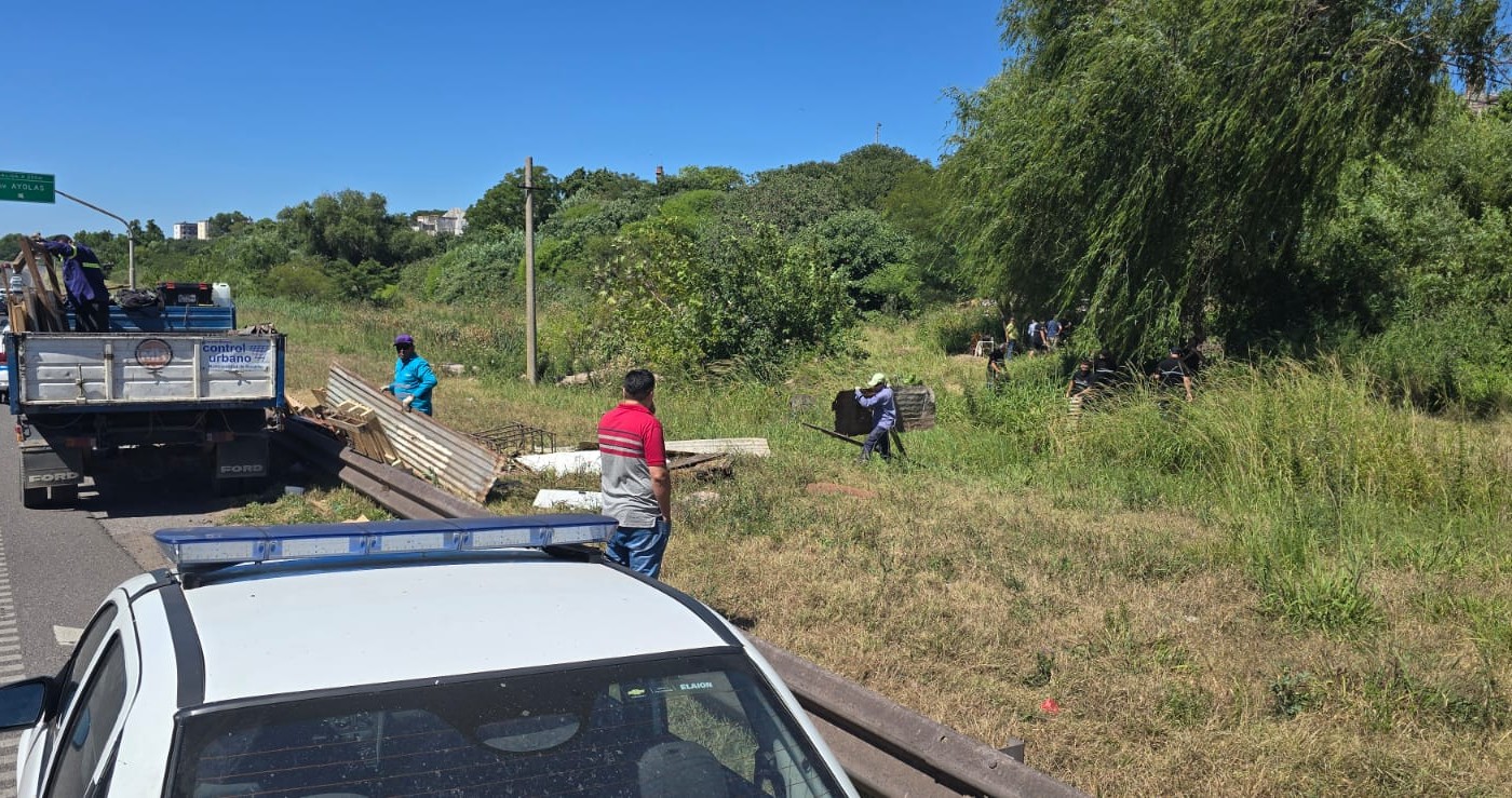 Desarmaron una vivienda precaria sobre la barranca en Circunvalación y Ayolas | Rosario y la región