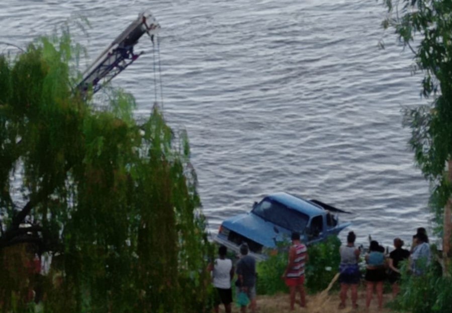 Fray Luis Beltrán: una camioneta cayó al río mientras intentaba descender una embarcación | Información General
