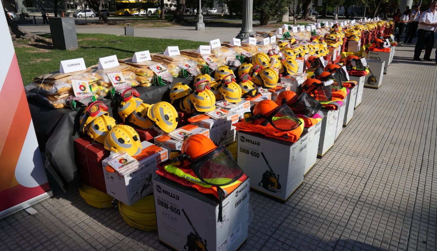 Pullaro presentó nuevo equipamiento y un avión hidrante para fortalecer a los bomberos voluntarios | Rosario y la región