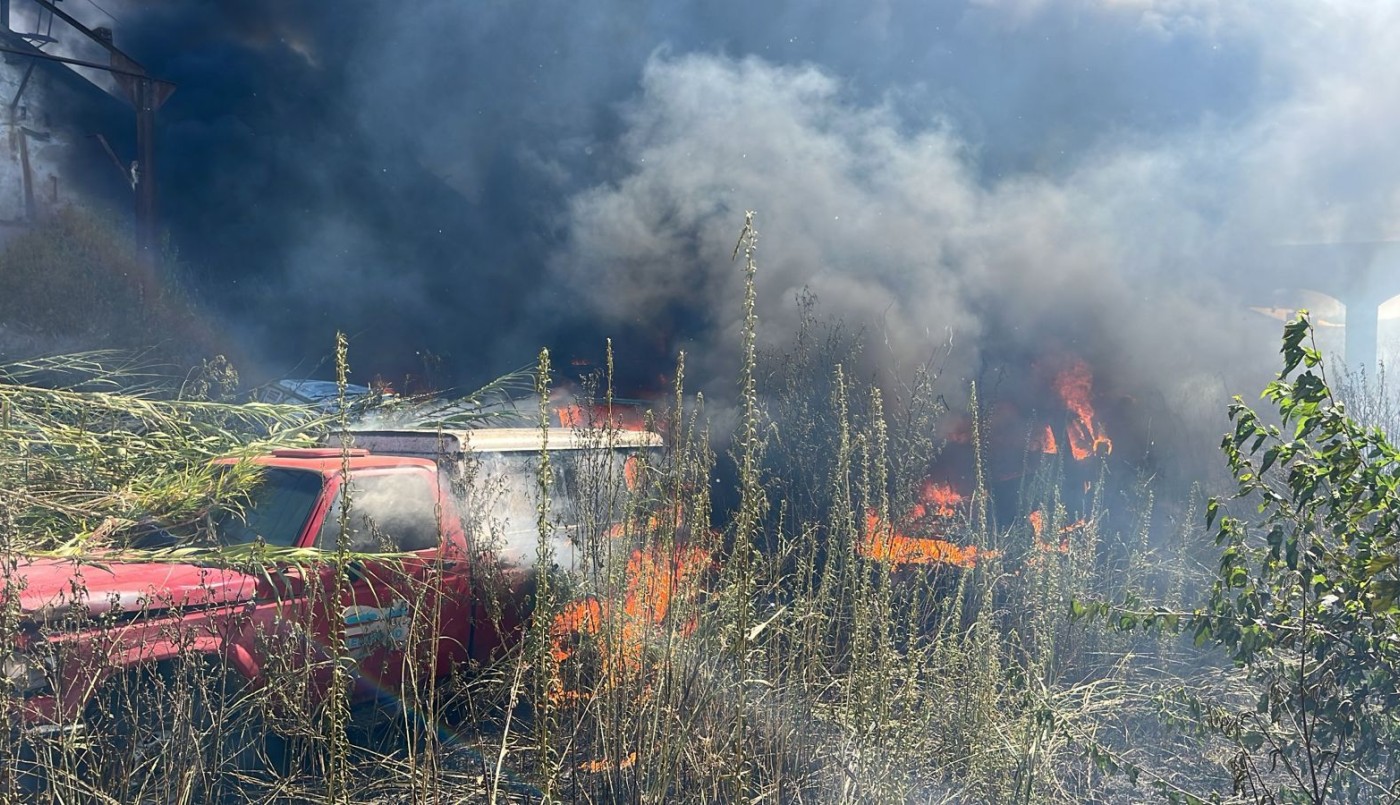 Incendio de grandes proporciones en la zona noroeste de Rosario: trabajan varias dotaciones de Bomberos | Rosario y la región