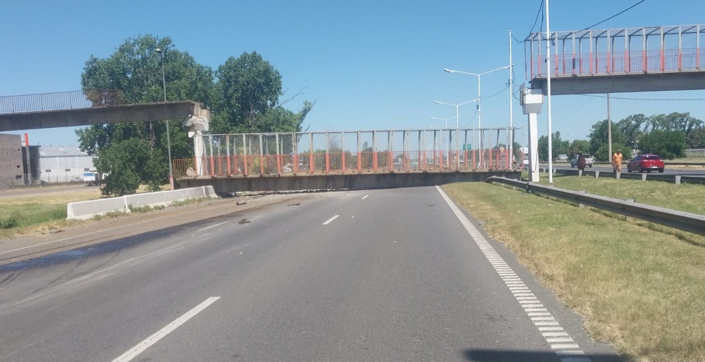 Un camión derribó un puente peatonal en Av. Circunvalación | Rosario y la región