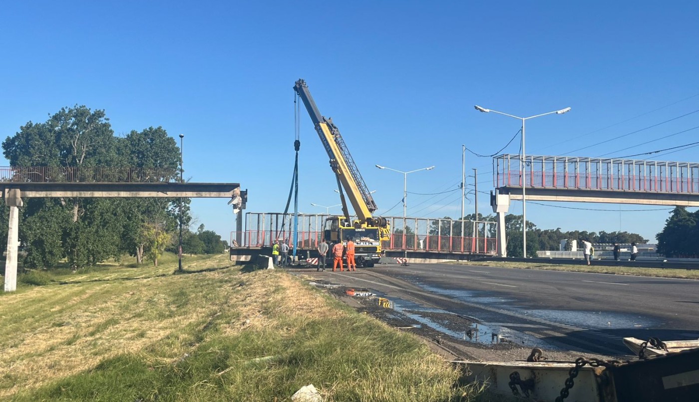 Caída del puente peatonal en Circunvalación: operativo en marcha para la remoción | Rosario y la región