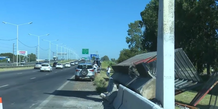 Un camión derribó el puente peatonal: retiraron la estructura de hormigón y reparan el guardarraíl | Rosario y la región