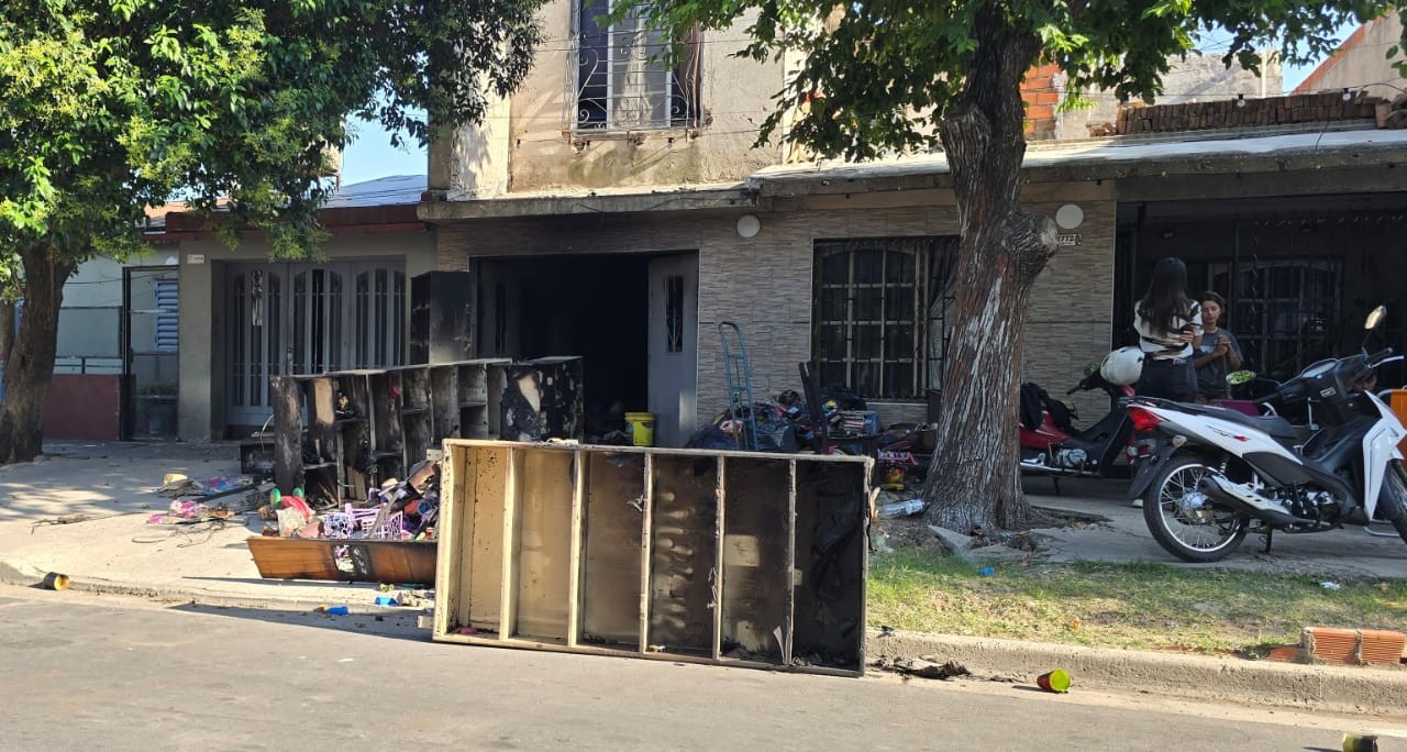 Vecinos rescataron a una familia atrapada en una vivienda por un incendio | Rosario y la región