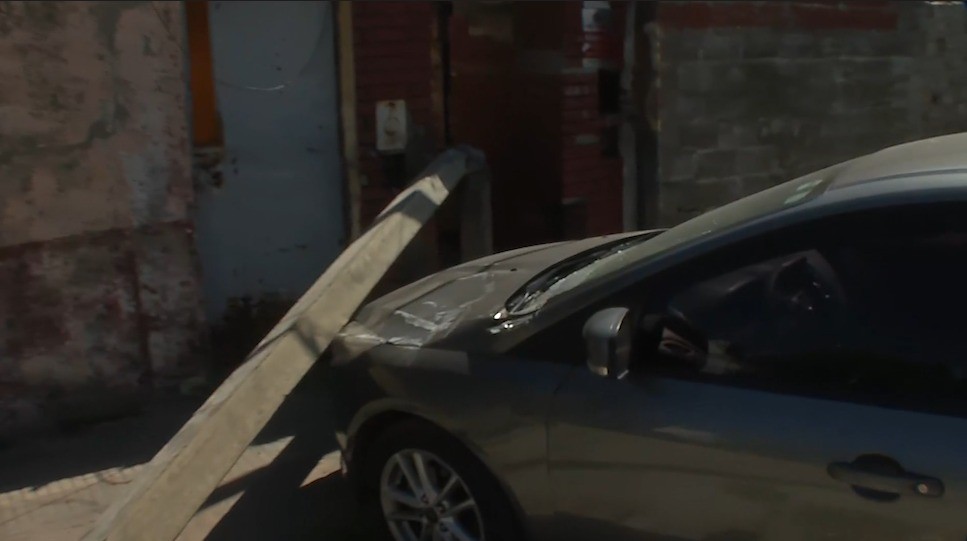 Una columna cayó sobre dos autos: la habría tumbado el conductor de un camión que se dio a la fuga | Rosario y la región