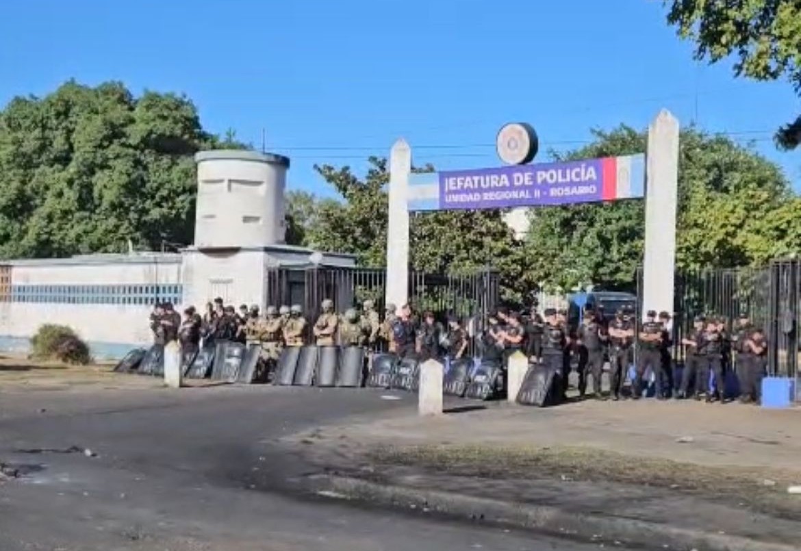Persisten las protestas policiales frente a la Jefatura | Rosario y la región