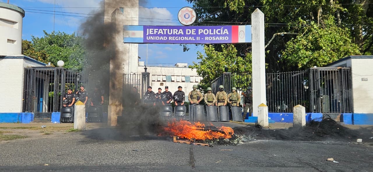 Continúa la protesta policial frente a Jefatura: el Gobierno provincial revierte los pases a disponibilidad | Rosario y la región