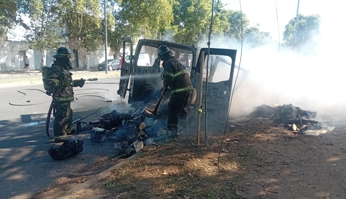 Incendio de camioneta en Presidente Perón: dos hombres lograron escapar ilesos | Rosario y la región