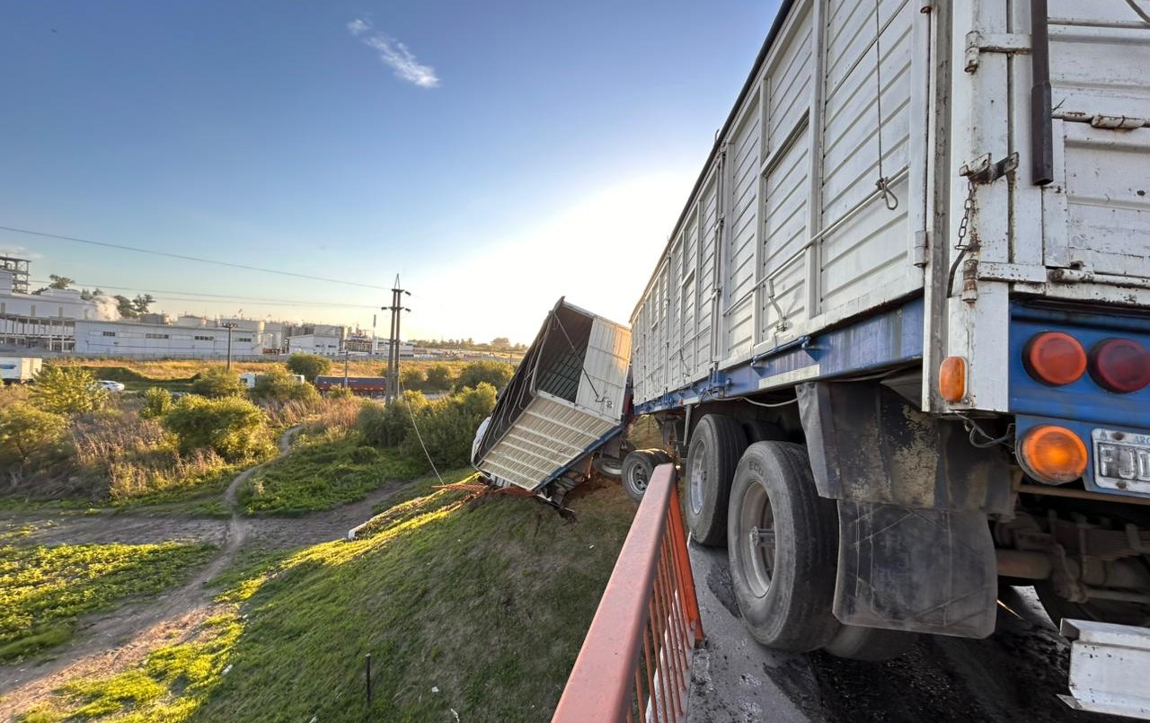 Un camión quedó colgado de un puente en el cruce de la autopista Rosario-Santa Fe y la A012 | Información General