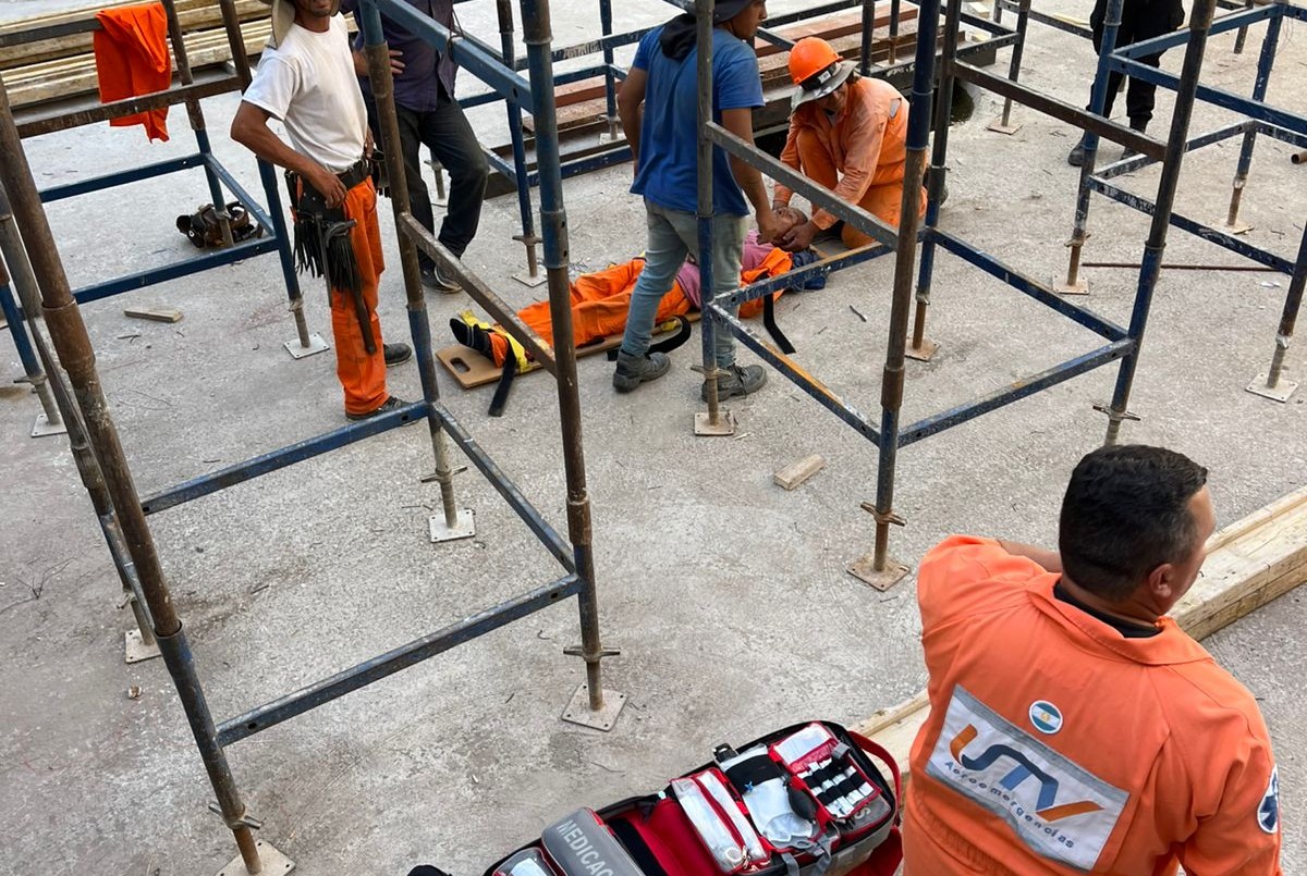 Un hombre cayó de 6 metros de altura y fue salvado por los bomberos | Rosario y la región