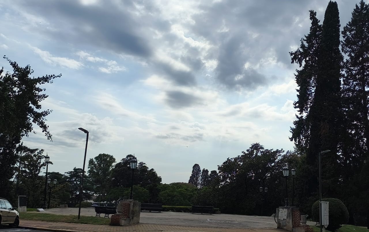 Un sábado con humedad y cielo parcial en la ciudad | Rosario y la región