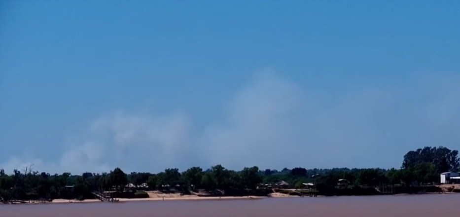 Otra vez fuego en las islas: el humo volvió a cubrir el cielo de Rosario | Rosario y la región