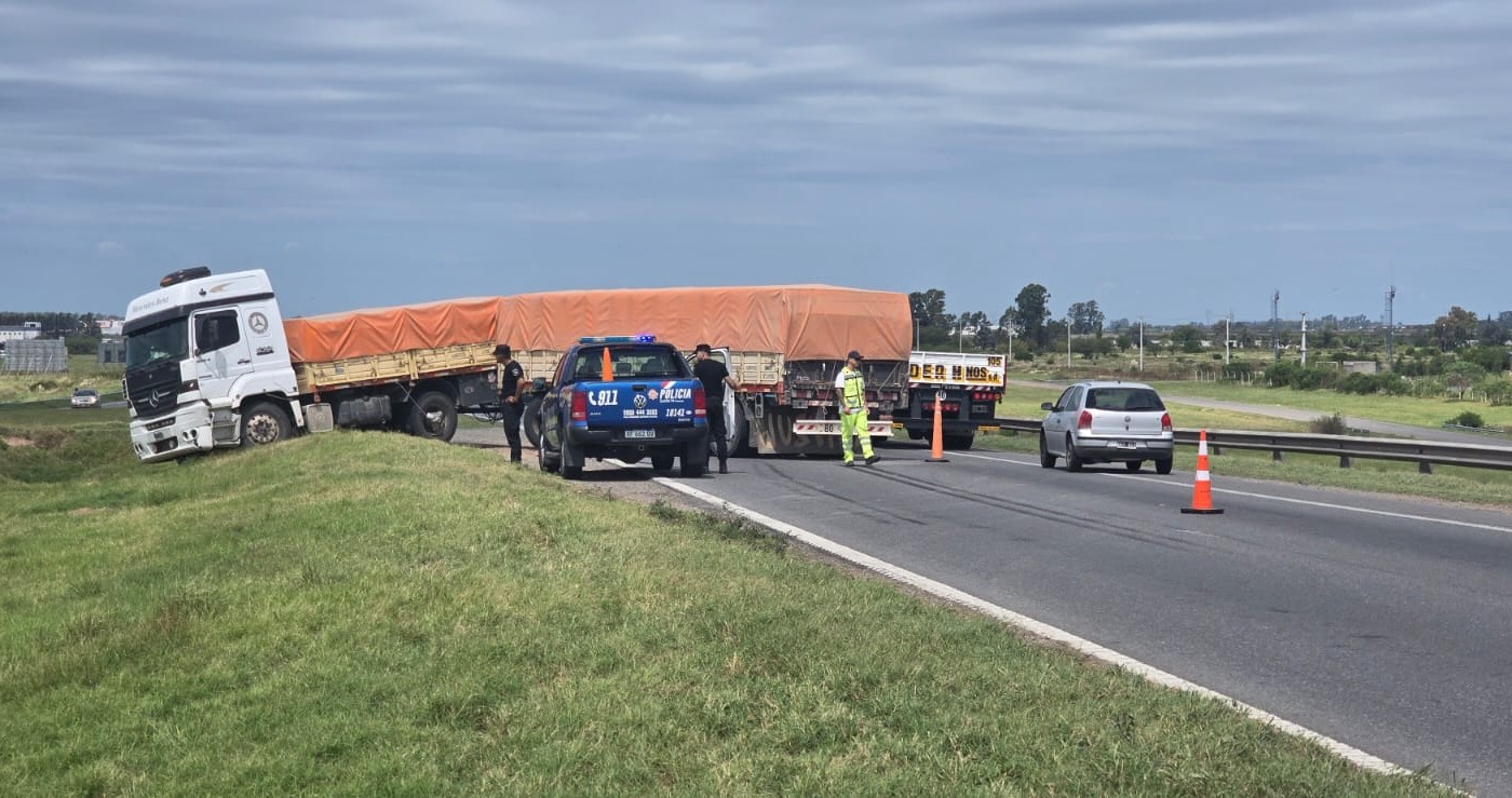 Intentó cambiar el sentido de circulación en la autopista a Buenos Aires y provocó un choque de camiones | Información General