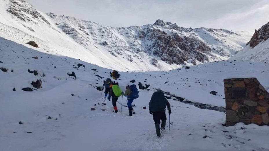 Cinco andinistas que estaban perdidos en Mendoza fueron hallados con vida | Información General