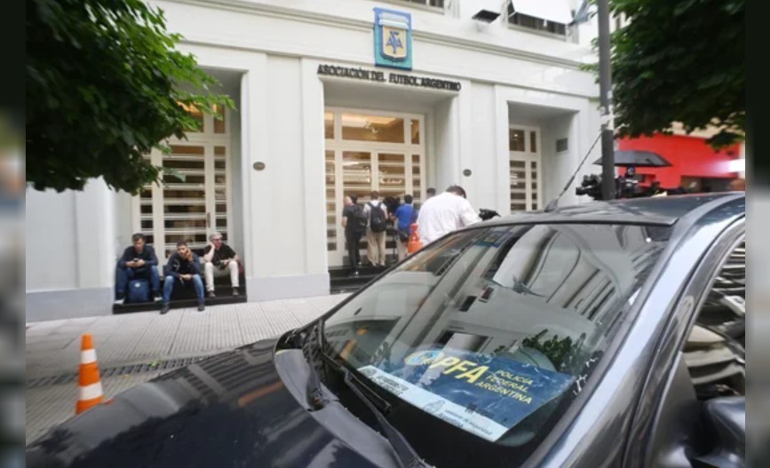 Escándalo en la AFA: hallan 45 autos de alta gama y 7 motos en allanamiento | Información General