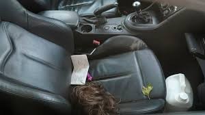 Intriga en la zona oeste de Rosario por un auto de alta gama abandonado, abierto y con una peluca en su interior | Rosario y la región