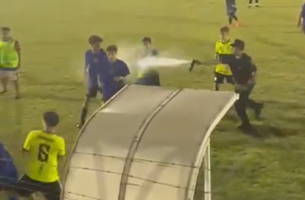 Violencia y gas pimienta en mundialito juvenil, un policía atacó a un jugador adolescente | Deportes