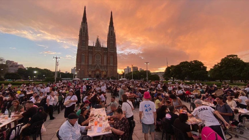 Plazas colmadas y mesas largas: la Navidad solidaria que impulsaron militantes de Grabois | Información General