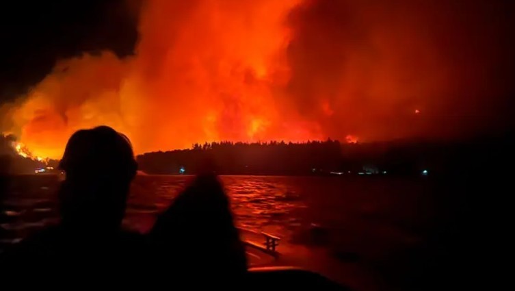 Incendio forestal en Chubut: decenas de casas destruidas y más de 700 evacuados | Información General