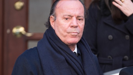Julio Iglesias publica chats con sus exempleadas para defenderse de denuncia por agresión sexual | Espectáculos