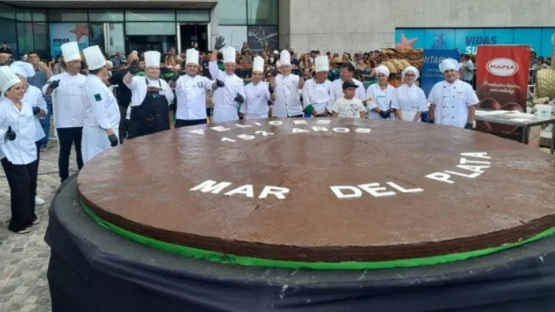 Mar del Plata celebró su aniversario con un alfajor gigante de 720 kilos | Información General