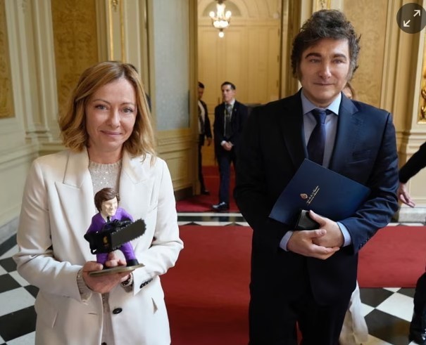 Giorgia Meloni subastará regalos de líderes mundiales, incluida la miniatura de Milei con motosierra | Internacionales