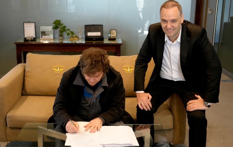 Javier Milei firmó el proyecto de reforma laboral y el Gobierno lo enviará al Congreso | Política y Economía