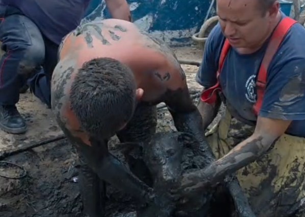 VIDEO: emotivo rescate de “Capitán” un perro atrapado en una tubería de aguas servidas y barro | Rosario y la región