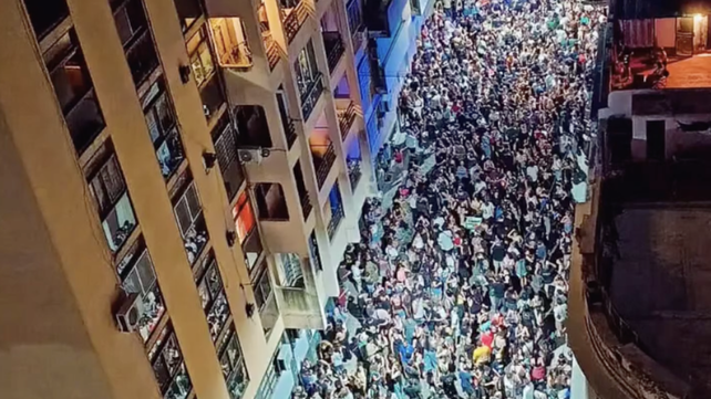 Despedida multitudinaria para el bar Berlín: miles de rosarinos se reunieron en el Pasaje Simeoni