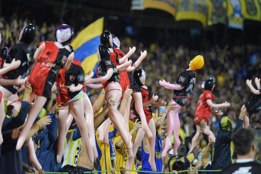 Rosario Central: fuerte repudio y posibles sanciones tras la exhibición de muñecas inflables en el Gigante | Deportes