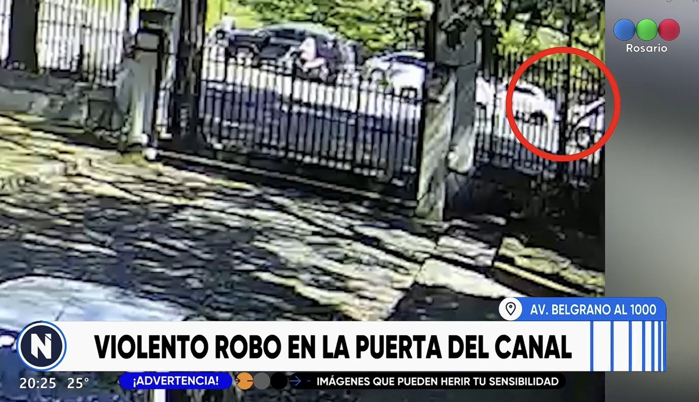 Violento robo frente a Telefe Rosario: motochorros rompieron un auto y huyeron | Rosario y la región