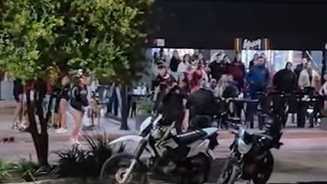 Violenta pelea entre jóvenes a la salida de un bar en Roldán | Rosario y la región