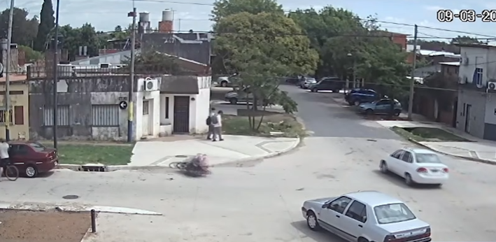 Violento choque entre un auto y una moto en zona oeste | Rosario y la región