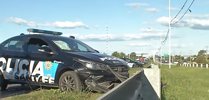 Un auto chocó a un patrullero y huyó | Rosario y la región